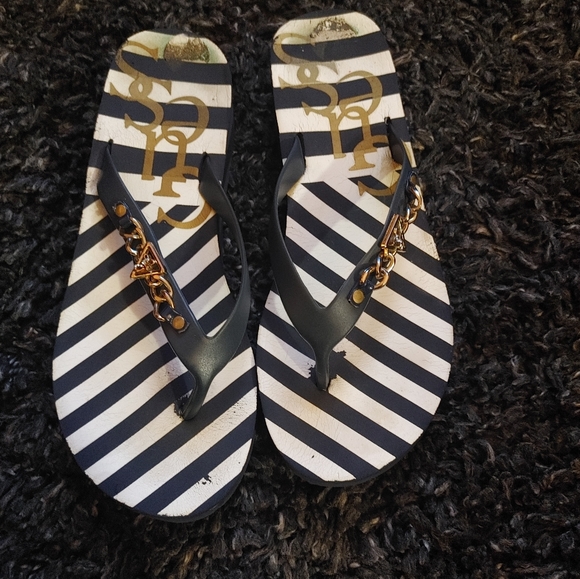 Guess Flip Flop Sandles - Picture 2 of 4
